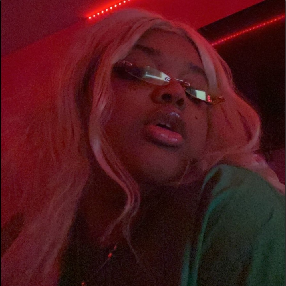 Meet your Posher, Dominique